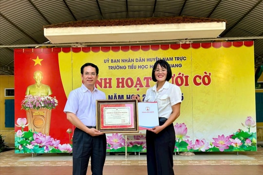 Vinh danh cô giáo dũng cảm cứu người dưới dòng sông Đào