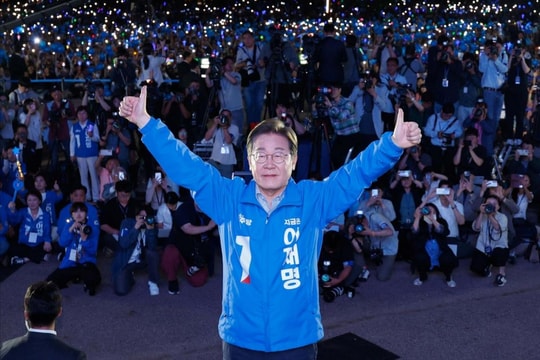 Tân Tổng thống Hàn Quốc làm gì trong ngày đầu tiên nhậm chức?