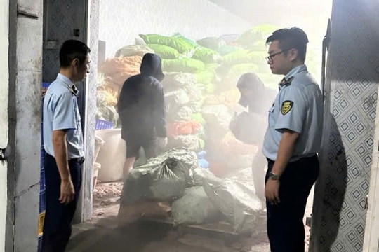 Quảng Ninh: Hơn 12 tấn chân gà bốc mùi chờ tuồn ra thị trường