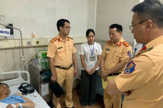 Đại diện Cục Cảnh sát giao thông thăm, động viên cán bộ, cảnh sát bị thương khi làm nhiệm vụ