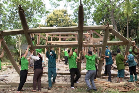 "Dựng" niềm tin cho người nghèo