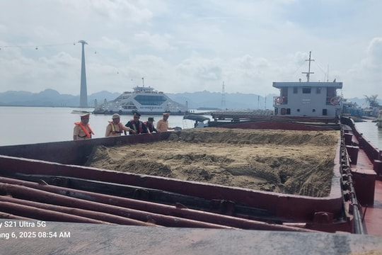 Bắt giữ phương tiện chở cát không nguồn gốc