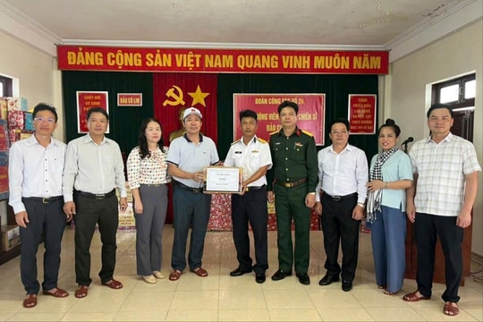 Tỉnh Hòa Bình trao tặng 5 tỷ đồng ủng hộ chương trình “Xanh hóa Trường Sa”