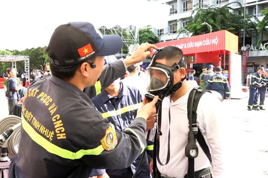 Người dân TP. Hồ Chí Minh hào hứng trải nghiệm làm lính cứu hỏa