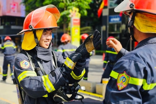 Người dân TP. Hồ Chí Minh thích thú trải nghiệm làm lính cứu hoả