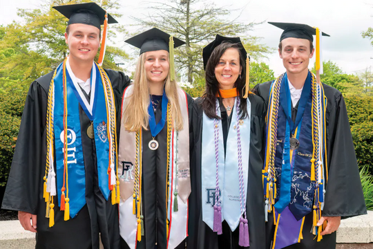 Cả gia đình cùng tốt nghiệp đại học: Câu chuyện gắn kết từ tri thức