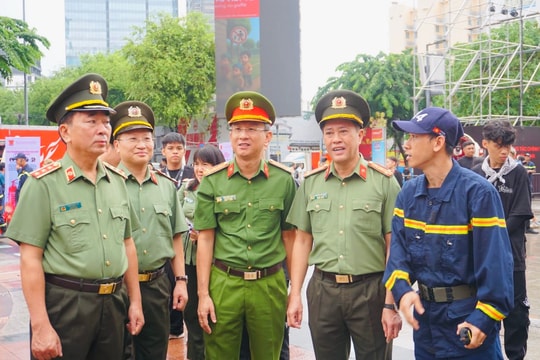 Thứ trưởng Bộ Công an Trần Quốc Tỏ thăm và kiểm tra Chương trình Vinh quang Công an nhân dân Việt Nam