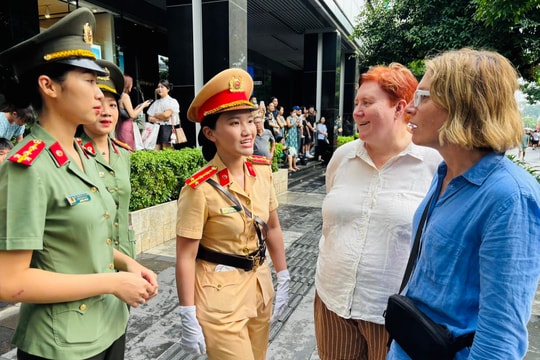 Vinh quang Công an nhân dân Việt Nam: Hình ảnh đẹp trong lòng du khách quốc tế