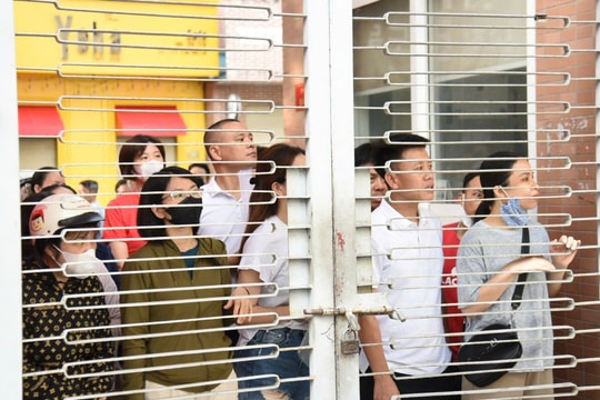 Những hình ảnh đầy cảm xúc của phụ huynh và thí sinh trong cuộc "so tài" vào lớp 10