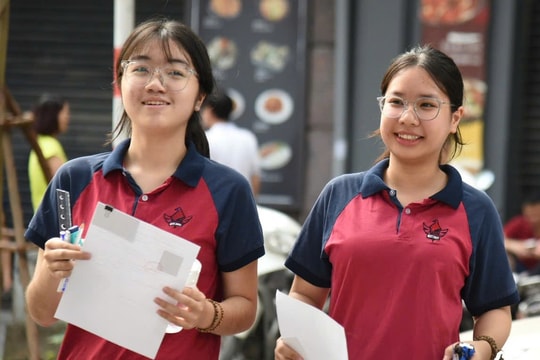 Gần 103.000 học sinh Hà Nội bước vào môn thi đầu tiên cạnh tranh suất vào lớp 10