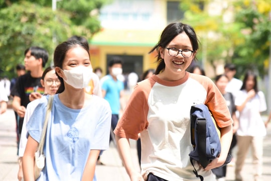 Thí sinh phấn khởi vì đề Ngữ văn vào lớp 10 Hà Nội vừa sức, tự tin đạt trên 8 điểm