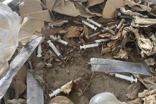 “Ớn lạnh” cảnh kim tiêm đã sử dụng vứt bừa bãi trong công viên lớn nhất Thủ đô
