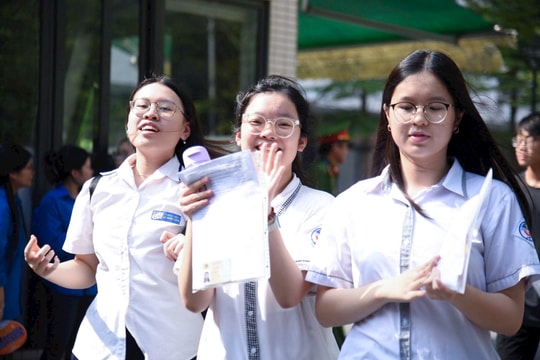 Thí sinh Hà Nội reo vui vì đề tiếng Anh vào lớp 10 dễ, chỉ mất nửa giờ để hoàn thành bài