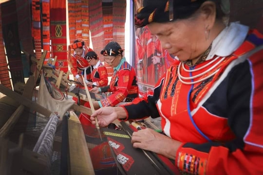 Giữ hồn thổ cẩm Pà Thẻn