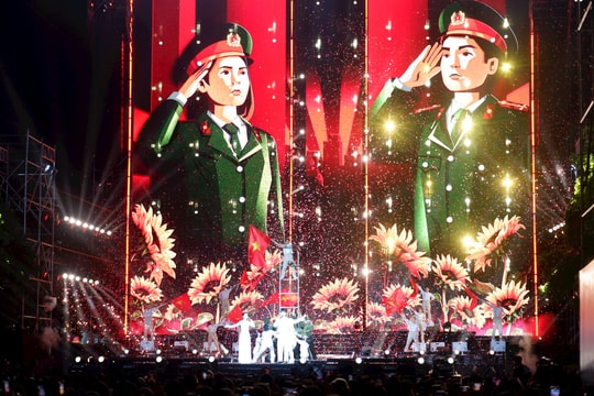 Người dân hòa mình trong đêm Gala âm nhạc “Vinh quang Công an Nhân dân Việt Nam"