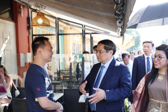 PM Pham Minh Chinh visits family of Vietnamese national in France