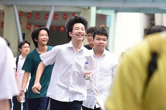 Đề thi Toán vào lớp 10 Hà Nội: Không quá khó, học sinh rạng rỡ rời trường thi