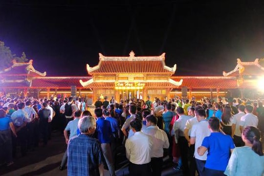 Thả hoa đăng tri ân các anh hùng liệt sĩ trên dòng sông Thạch Hãn