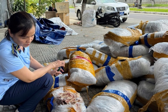 700kg mực khô đã hư hỏng bị vứt bỏ trên vỉa hè