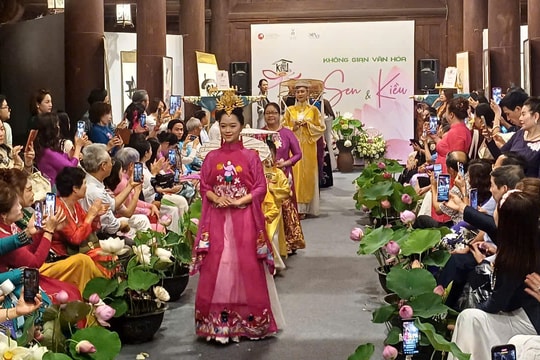 Khai mạc trưng bày chuyên đề “Không gian văn hóa sen và Kiều”