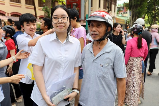 Kỳ thi vào lớp 10 Hà Nội: Xúc động ông ngoại đến cổng trường từ 5 giờ sáng để chúc cháu thi tốt