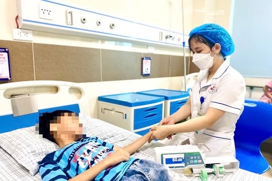 Bé trai 10 tuổi sốc nhiệt sau khi từ ngoài trời nắng vào phòng điều hòa