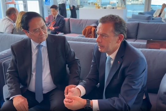 Thủ tướng Phạm Minh Chính gặp Thủ tướng Bồ Đào Nha Luis Montenegro