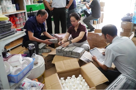 Quảng Bình: Cửa hàng bày bán số lượng lớn mỹ phẩm không rõ xuất xứ