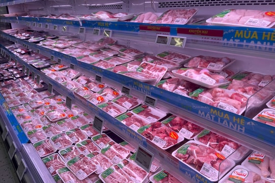 Thịt heo C.P bán ở siêu thị giảm giá sâu, thậm chí “mua 1 tặng 1” nhưng khách hàng vẫn dè chừng