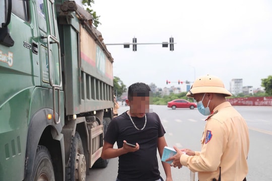 Cảnh sát giao thông kiểm tra, xử lý hàng loạt xe chở hàng quá tải