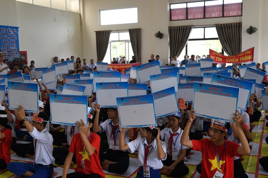 Bồi đắp tình yêu biển, đảo cho học sinh tại Quảng Trị