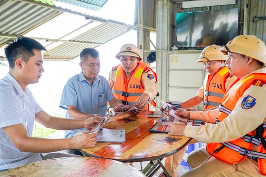 Cảnh sát giao thông Hà Nội tăng cường bảo đảm an toàn đường thủy trước mùa mưa bão