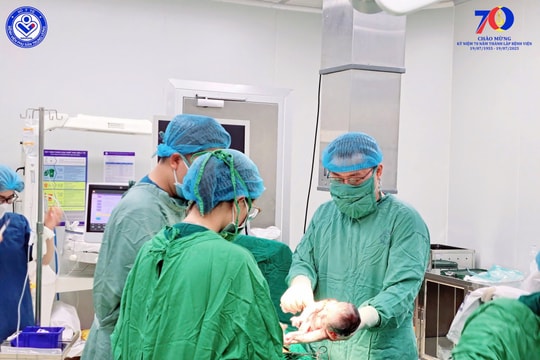 Sản phụ mắc COVID-19, mang song thai 33 tuần được mổ cấp cứu thành công