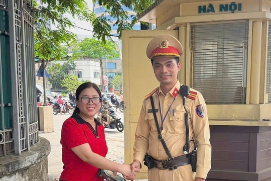 Rơi tài sản khi đi khám bệnh, người phụ nữ được Cảnh sát giao thông liên hệ trao trả