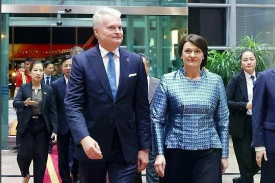 Lithuanian President begins official visit to Vietnam