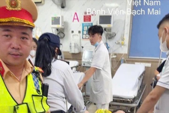 CSGT kịp thời hỗ trợ đưa người bị đột quỵ đến bệnh viện cấp cứu