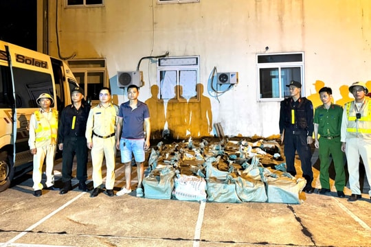 Phát hiện xe khách chở hàng trăm bình khí nghi là “khí cười” không rõ nguồn gốc trên cao tốc