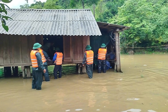 Quảng Bình: Di dời khẩn cấp 10 hộ dân tránh lũ