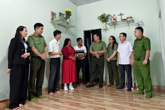 Công an tỉnh Lâm Đồng bàn giao 19 căn nhà trong Chương trình “Xóa nhà tạm, nhà dột nát”