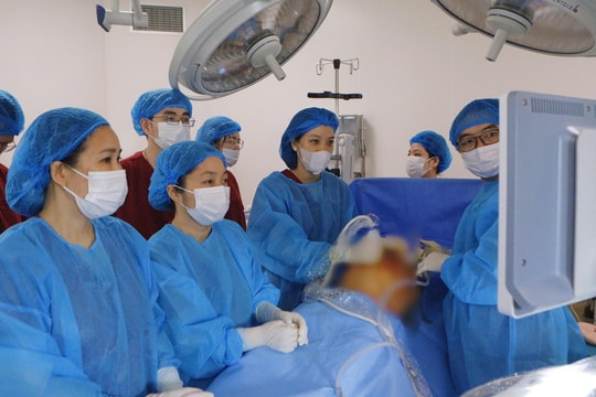 Bác sĩ xoay thai trong bụng mẹ, đặt ống dẫn lưu cứu sống thai nhi