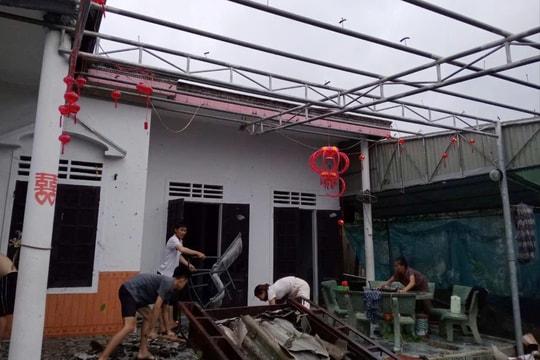 Lốc xoáy làm nhiều nhà dân ở Hà Tĩnh bị hư hỏng