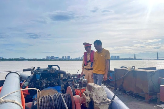 Hà Nội: Bắt giữ phương tiện thủy hoán cải khai thác cát trái phép