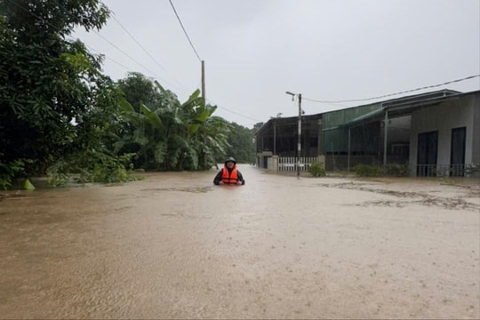 Hàng trăm người dân biên giới Việt - Lào di dời khẩn cấp vì lũ