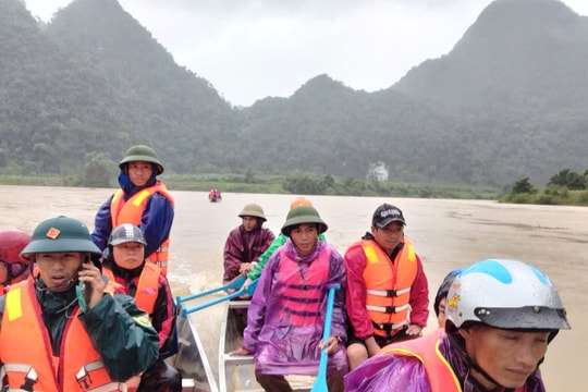 Quảng Bình: Hai chị em bị lũ cuốn, người dân cứu lúa trong đêm