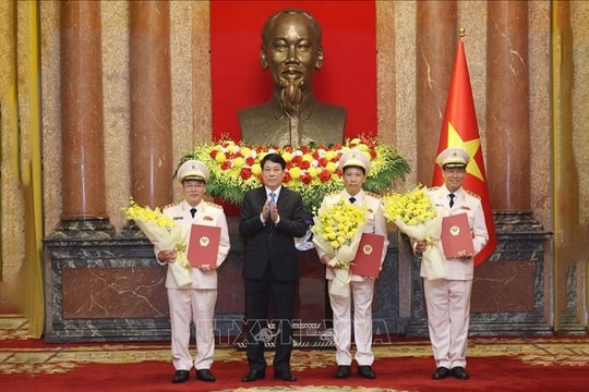 Chủ tịch nước Lương Cường trao quyết định thăng cấp bậc hàm Thượng tướng đối với 3 Thứ trưởng Bộ Công an