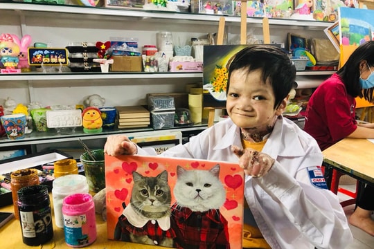 "Cậu bé càng cua" với những nét vẽ phi thường và câu chuyện cảm động về nghị lực sống