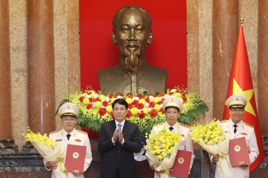 President presents promotion decisions to Public Security officers