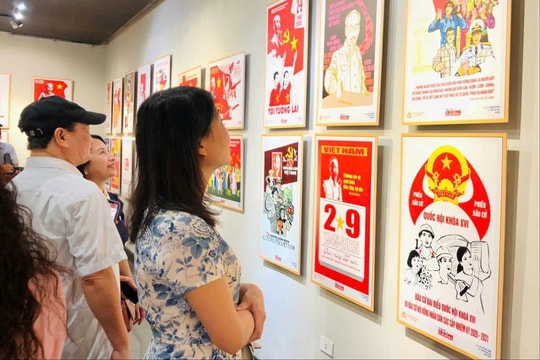 Triển lãm tranh cổ động kỷ niệm các ngày lễ lớn