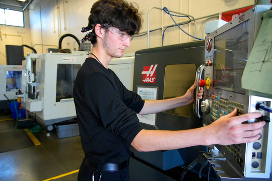 Thanh niên Mỹ rẽ hướng học nghề: Lối đi mới thực tế và kinh tế