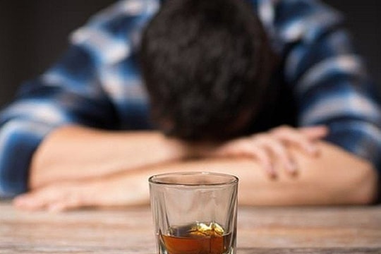 Người đàn ông có mỡ máu tăng gấp 45 lần vì thói quen uống rượu